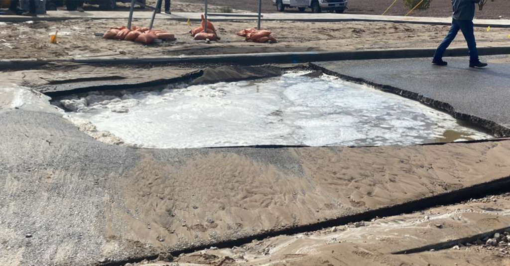 Ruptura De Tubería De Agua En El Paso Causa Problemas En Rojas Drive Y Hidden Gem