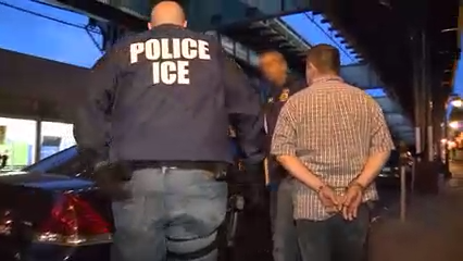 Juez Federal en California Anula Prohibición de Mascarillas, Pero Apoya Identificación de Agentes