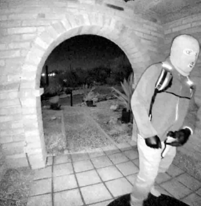 Nuevas Imágenes del FBI en la Búsqueda de Nancy Guthrie: ¿Quién es la Persona Enmascarada?