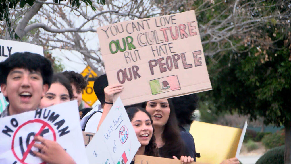 Estudiantes De Eastlake Protestan Contra Operativos De Ice Y Demandas De Derechos Humanos