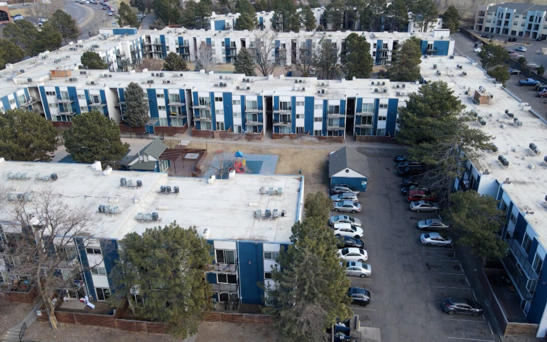 Inquilinos de The Raven en Denver presentan demanda colectiva por condiciones insalubres