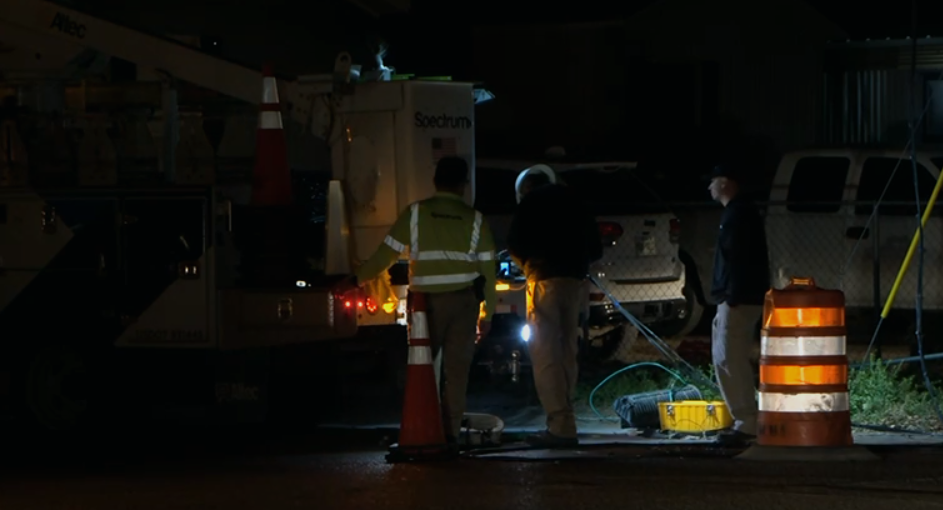 Cierre en intersección de El Paso por poste de internet derribado