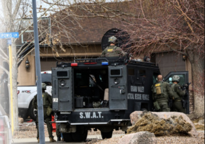 Operativo policial en Fruita: hombre se atrinchera tras estrellar su auto contra vivienda