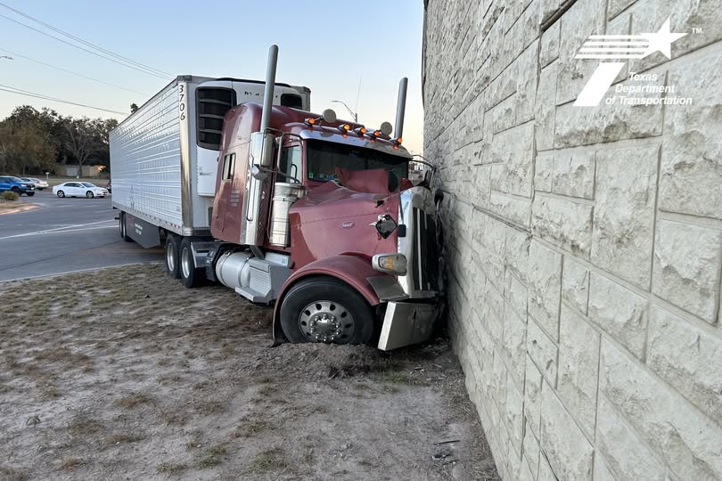 Accidente de tráfico en Edinburg: Tráiler causa congestionamiento en la Interstate 69C