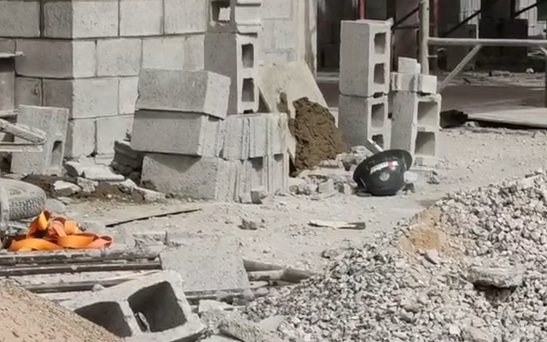 Accidente laboral en Ciudad Juárez: Dos trabajadores hospitalizados tras ser golpeados por material de construcción