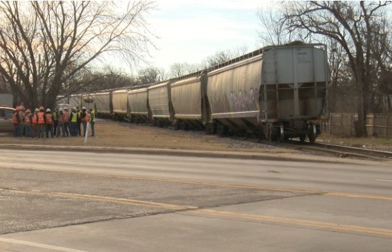 Descarrilamiento de Tren en Wichita: Varios Vagones Fuera de las Vías Cerca de Central y Zoo