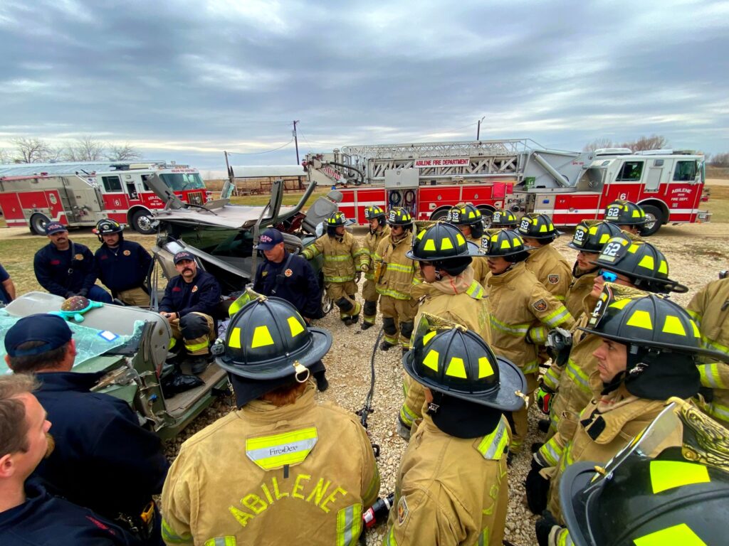 Entrenamiento De Bomberos En Abeline: Preparación En Extricación Vehicular Y Seguridad