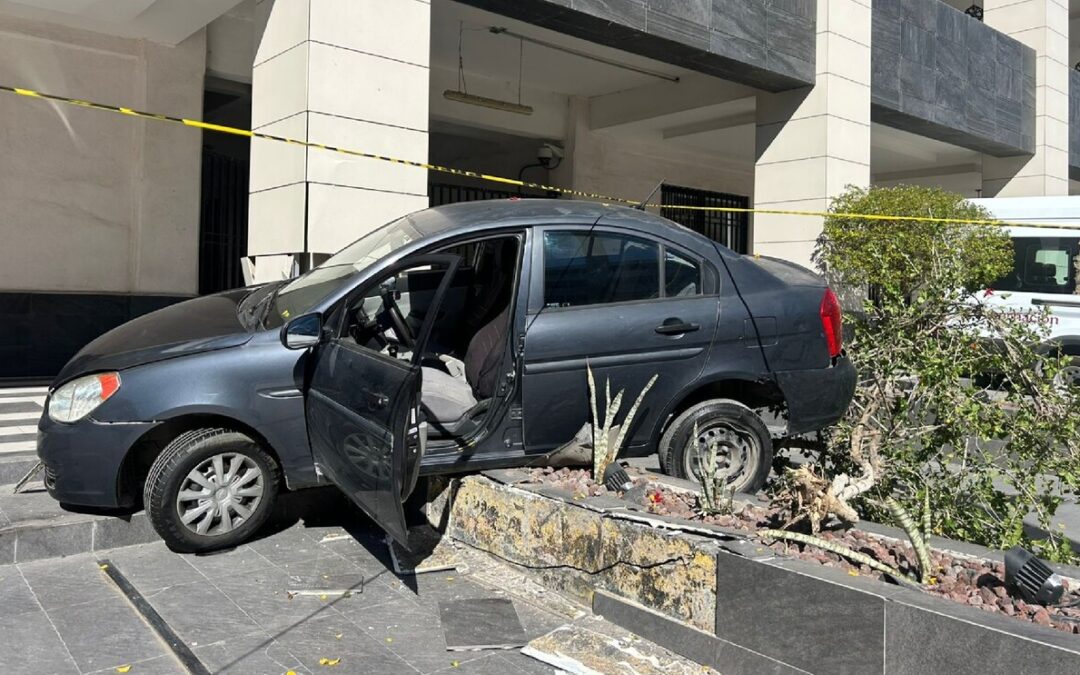 Conductor ebrio provoca accidente en Palacio Federal de Torreón al chocar contra un árbol