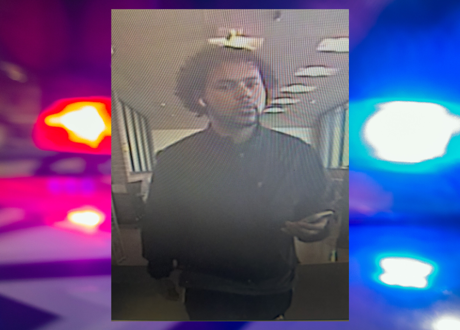 Boulder busca sospechoso de robo y uso fraudulento de tarjetas de crédito