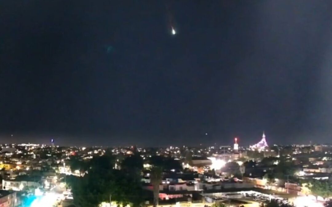 Increíble meteoro ilumina el cielo de Guadalajara: ¡Capturan el momento en video!