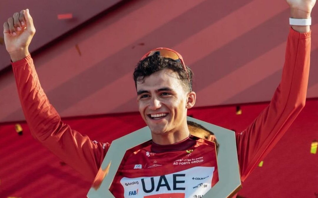 Isaac del Toro se corona campeón del UAE Tour 2026 con el maillot rojo