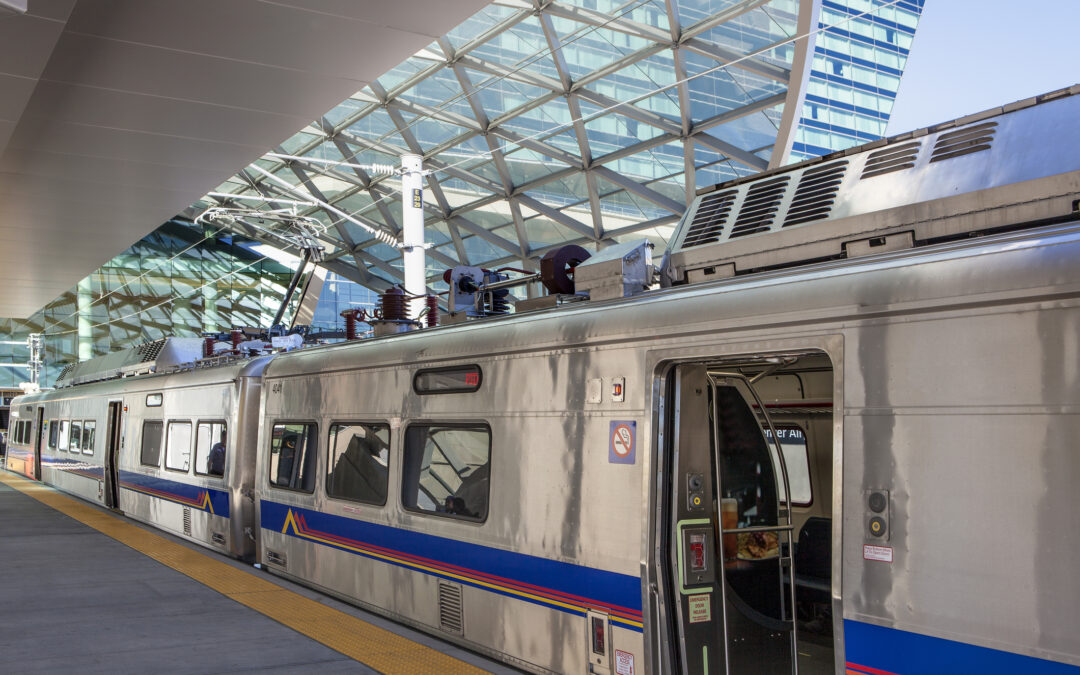 DIA Considera Soluciones para la Congestión Vial: Expansión de RTD y Nuevos Carriles de Autobús