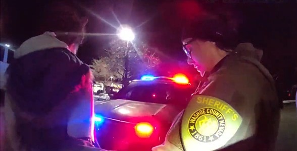 Sparks: Arresto por abuso infantil tras caída de un menor de un vehículo en movimiento