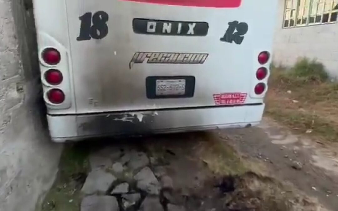 Incendio intencionado: Lanzan bomba molotov a microbús de la Ruta 18 en Flor del Bosque, Puebla