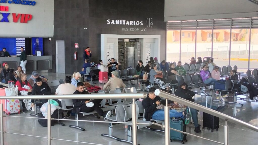 Bloqueos En Zapopan: Decenas De Pasajeros Varados En La Central Camionera