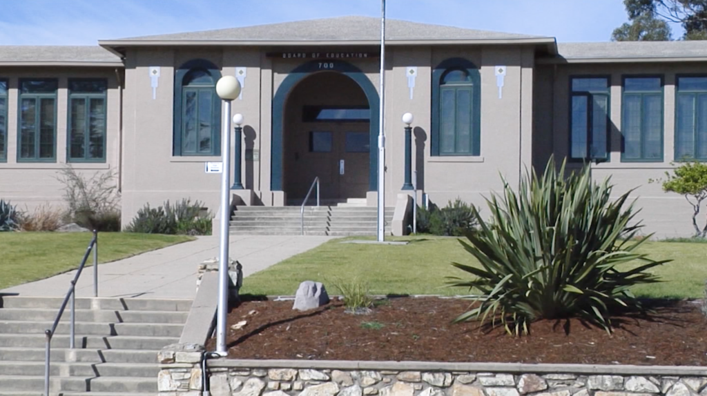 Crisis Financiera En El Distrito Escolar De Monterey Peninsula: Recortes Escolares Y Despidos Inminentes