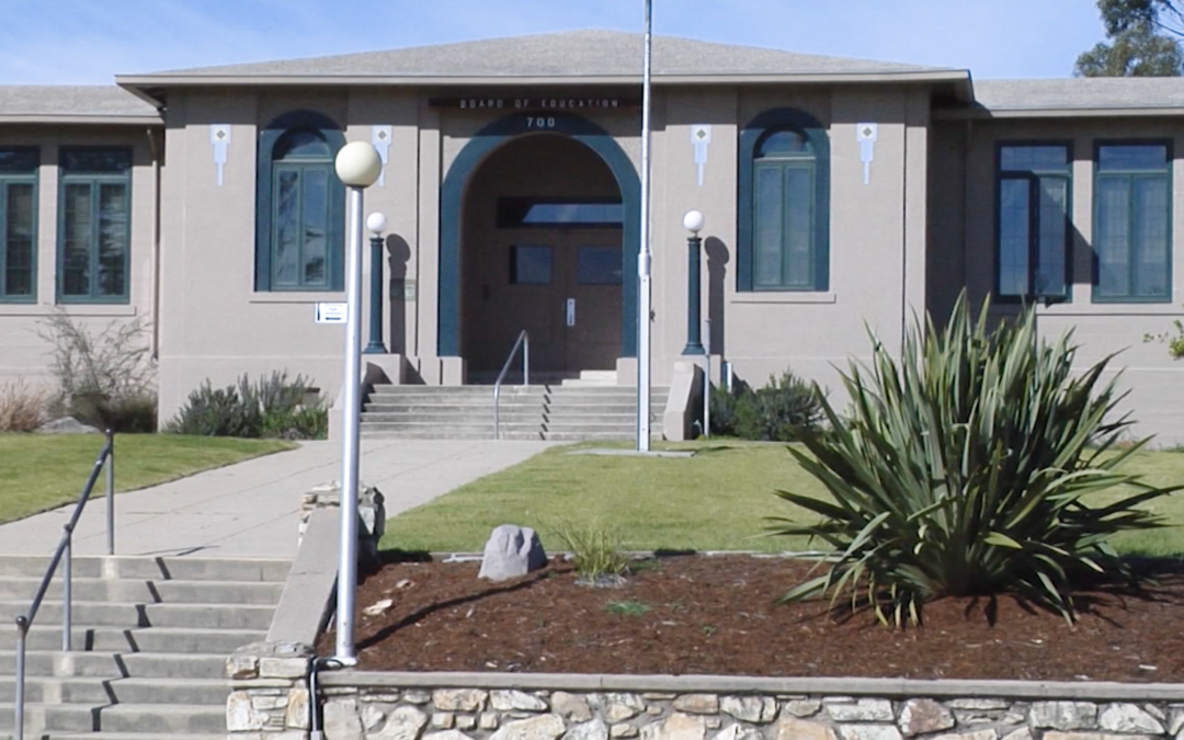 Crisis financiera en el distrito escolar de Monterey Peninsula: Recortes escolares y despidos inminentes