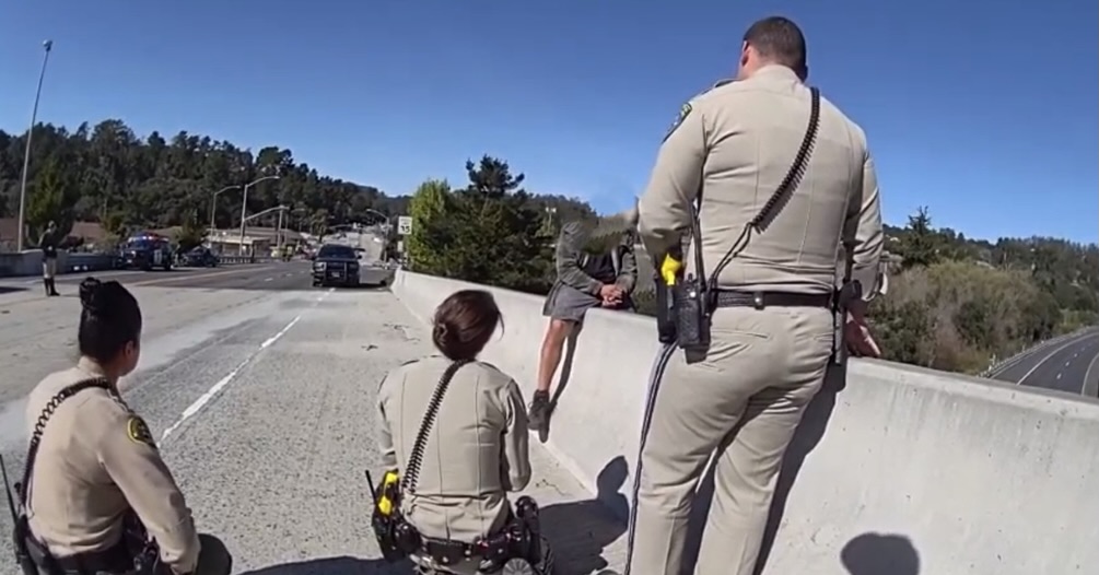Rápido rescate de hombre en crisis sobre puente en San Miguel Canyon, Monterey