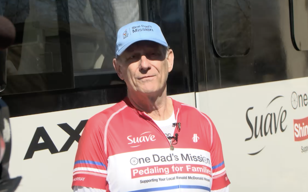 Un padre recorre 5,900 millas en bicicleta para honrar a la Ronald McDonald House