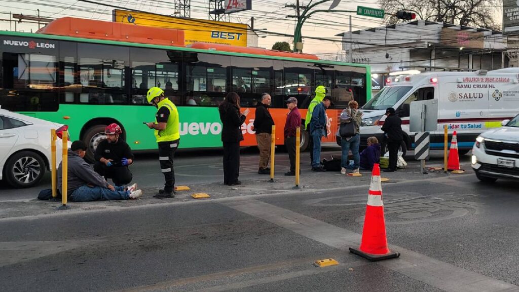 Accidente En Chapultepec: Atropellan A Mujer Y Su Sobrino Al Bajar De Un Camión En Monterrey