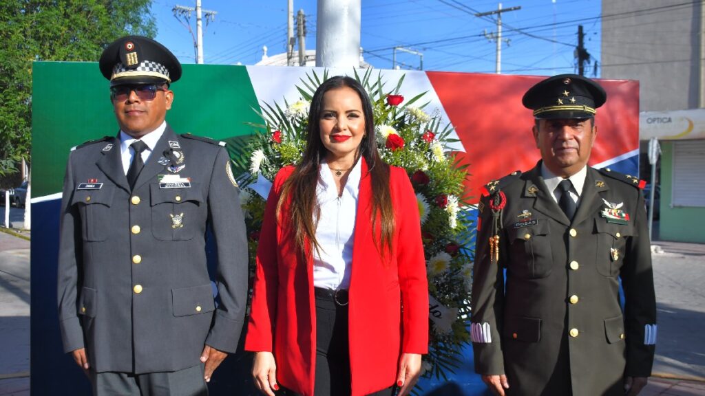 Susy Torrecillas Celebra El Día De La Bandera En El Paseo Sarabia