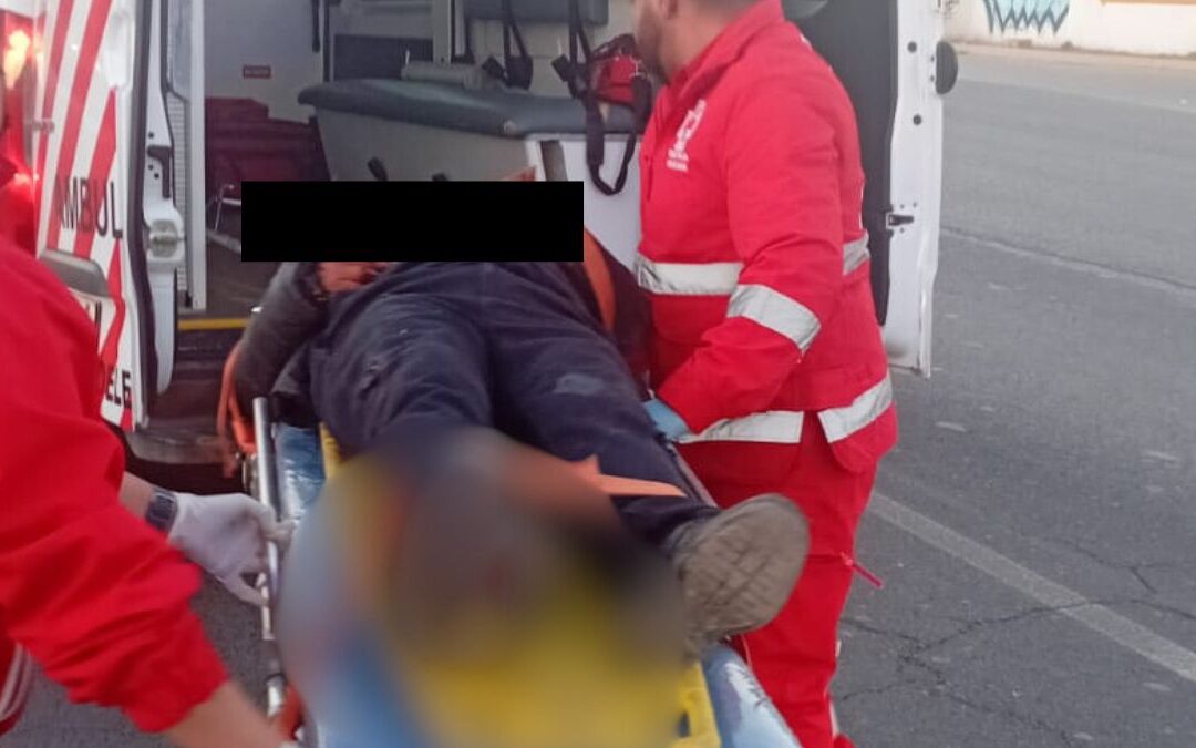Accidente en el Periférico de Lerdo: Motociclista Hospitalizado Tras Arrollar a Peatón