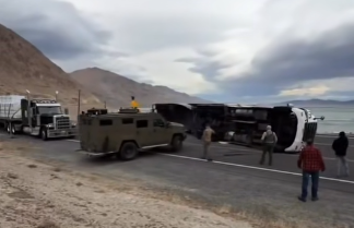 La Autopista U.S. 95 Reabre Tras Vuelco y Ayuda Inesperada del FBI