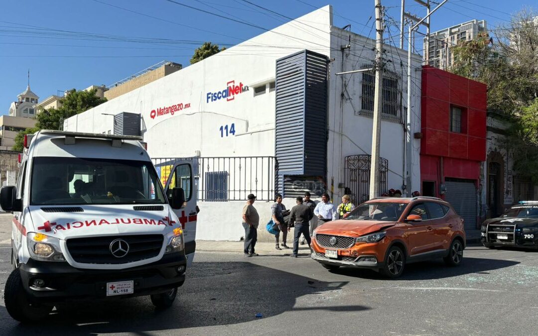 Impactante choque en Monterrey deja dos heridos en el centro de la ciudad