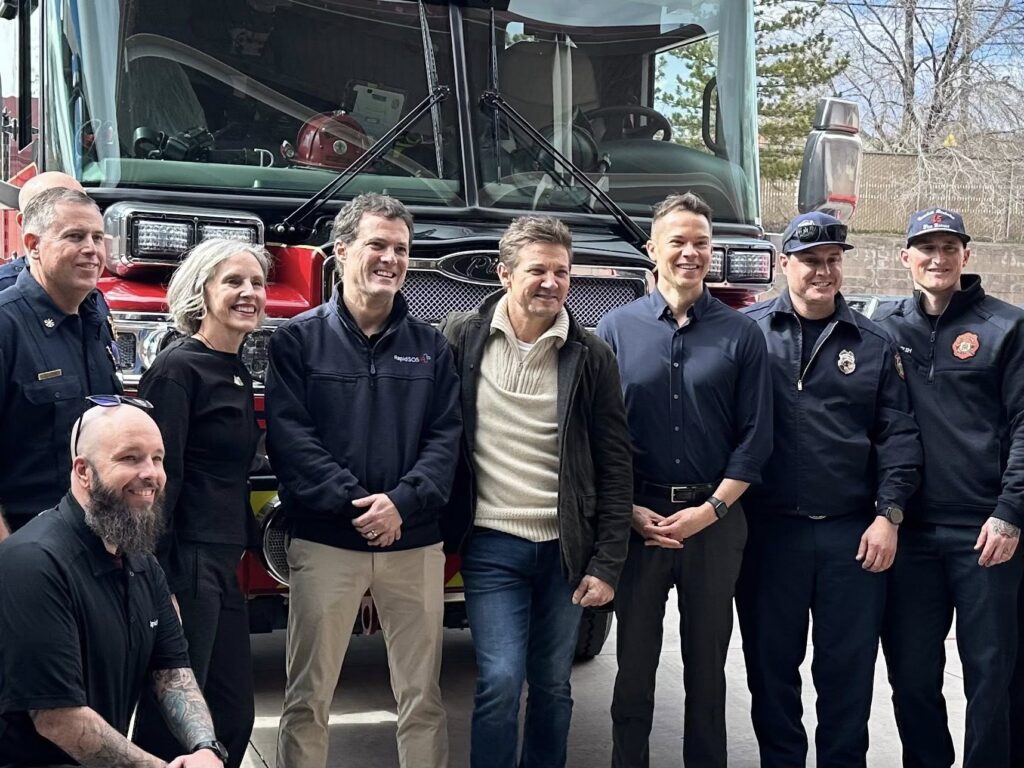 Jeremy Renner Honra A 45 Héroes Locales En Su Visita A Truckee Meadows Fire &Amp; Rescue - Noticias Notivalle Jeremy Renner Honra A 45 Héroes Locales En Su Visita A Truckee Meadows Fire &Amp; Rescue