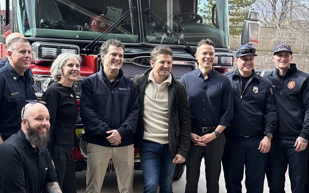 Jeremy Renner Honra a 45 Héroes Locales en su Visita a Truckee Meadows Fire & Rescue