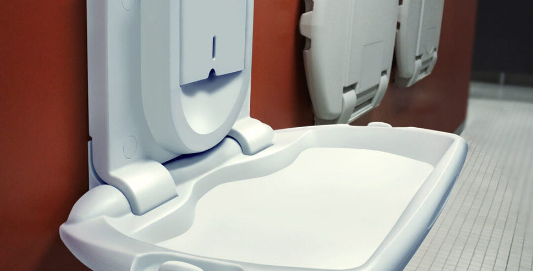 Nuevo Proyecto de Ley en Colorado Exige Estaciones para Cambio de Pañales en Todos los Baños Públicos