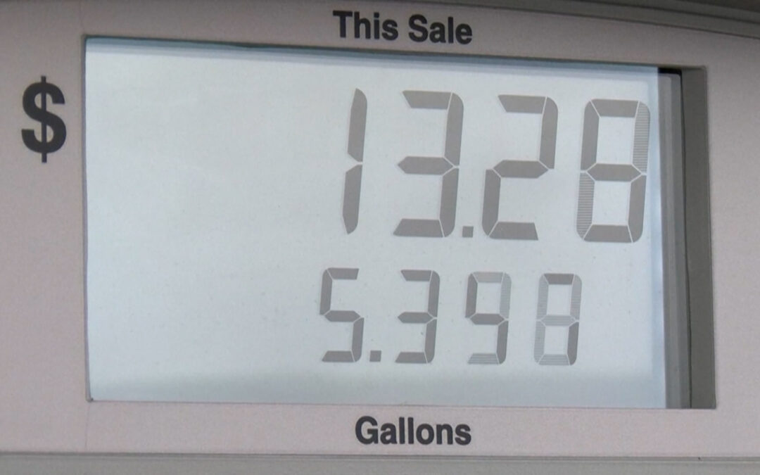 Legisladores impulsan pausa al impuesto en la gasolina