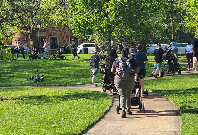 Wichita impulsa la comunidad de madres posparto a través de caminatas