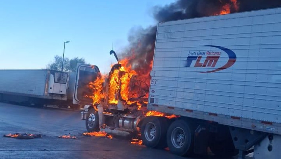 Incendio de Tráiler en Supermercado de Escobedo Provoca Desalojo de Trabajadores
