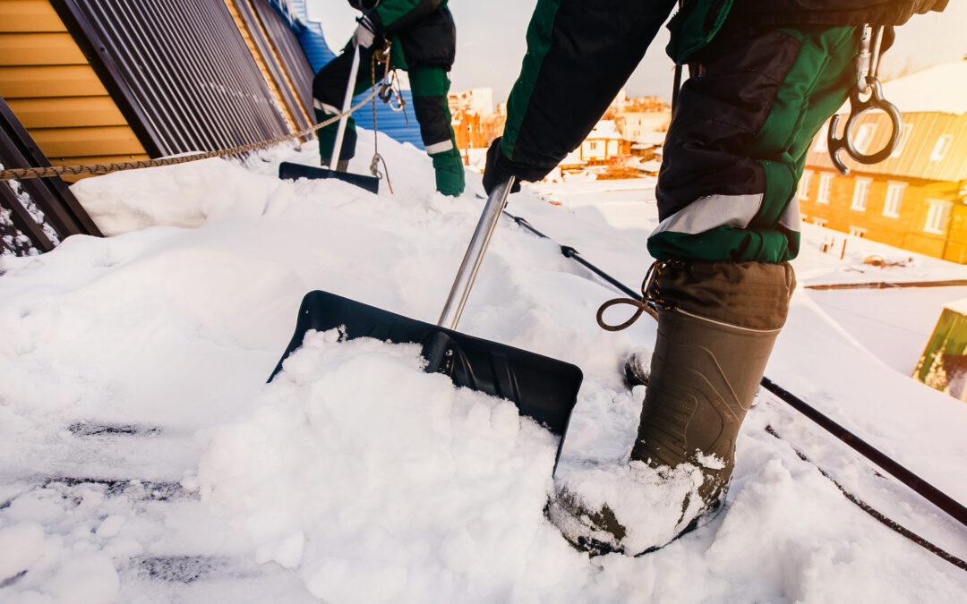 Evacuación de escuela en Hingham, Massachusetts, por acumulación de nieve en el techo