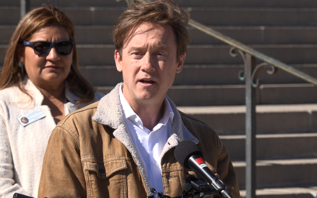 Alcalde de Denver Refuerza Protecciones Locales Contra ICE sin Orden Judicial