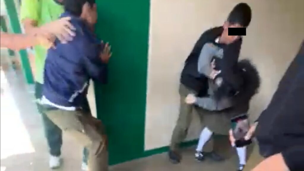 Violencia De Género En Veracruz: Joven Golpeada Por Su Novio En Secundaria Mientras Compañeros Graban - Noticias Notivalle Violencia De Género En Veracruz: Joven Golpeada Por Su Novio En Secundaria Mientras Compañeros Graban