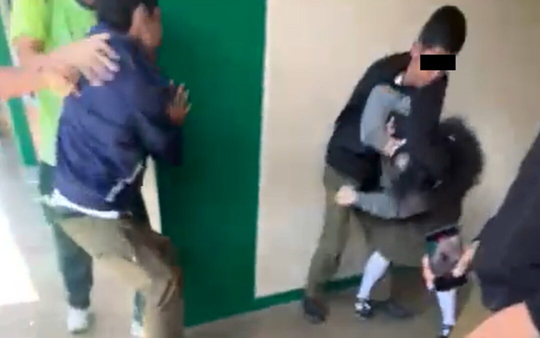 Violencia de género en Veracruz: Joven golpeada por su novio en secundaria mientras compañeros graban