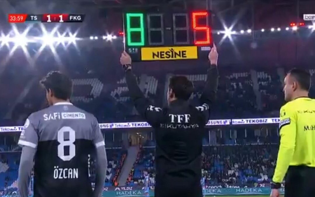 Exjugador de Rayados se niega a salir del campo durante su sustitución | VIDEO Impactante