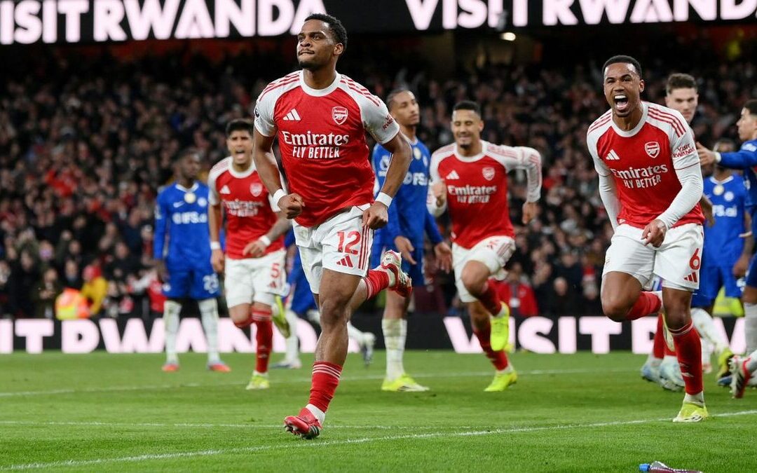 El Arsenal supera al Chelsea y sigue líder en la Premier League
