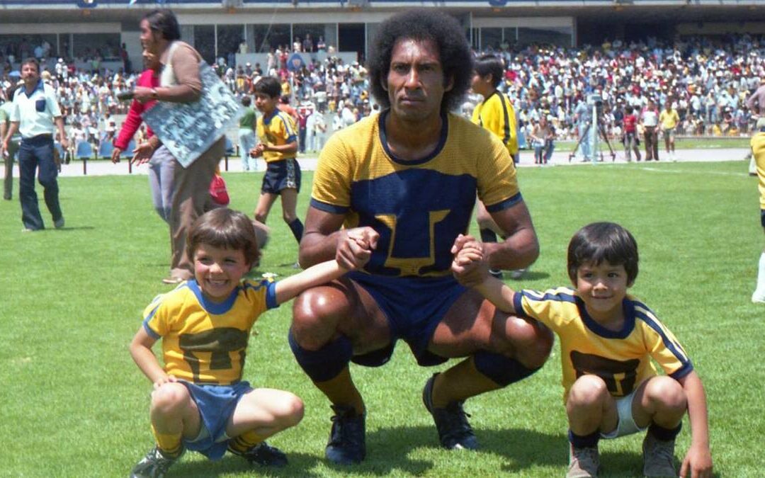 Evanivaldo Castro ‘Cabinho’ Renace en Redes Sociales con Mensaje Inolvidable en Playera de Pumas