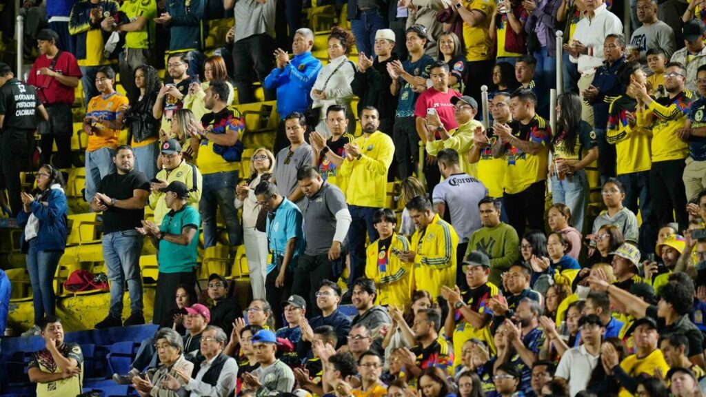 Aficionados Del América Desatan Violencia Contra Tigres En El Estadio Azulcrema