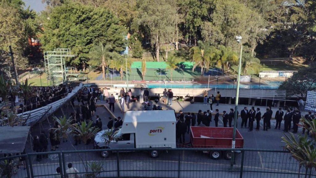 Accidente En La Universidad Veracruzana: Estructura Se Desploma Durante La Graduación, 18 Estudiantes Heridos