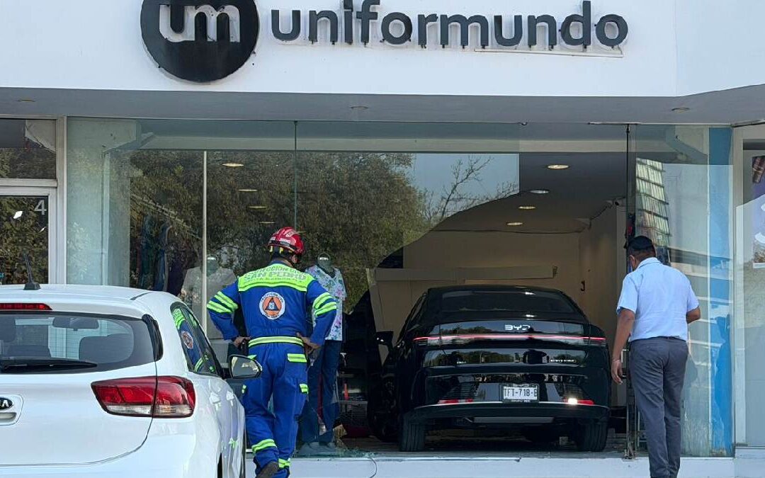 Accidente Vehicular en San Pedro Garza García: Mujer Mayor Estrella su Vehículo contra Tienda