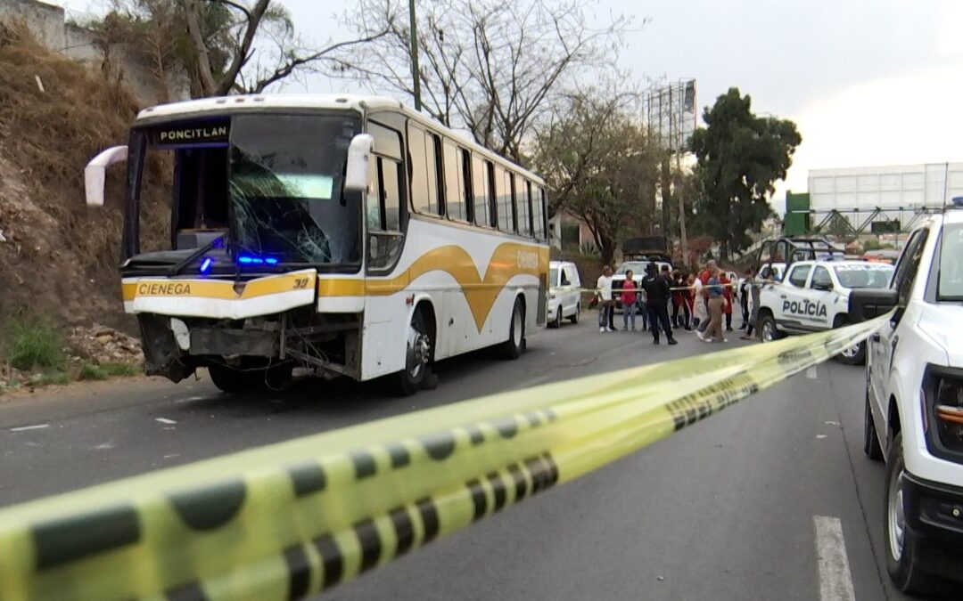 Trágico accidente en Tlaquepaque: hombre muere prensado por camión tras bajar de su camioneta