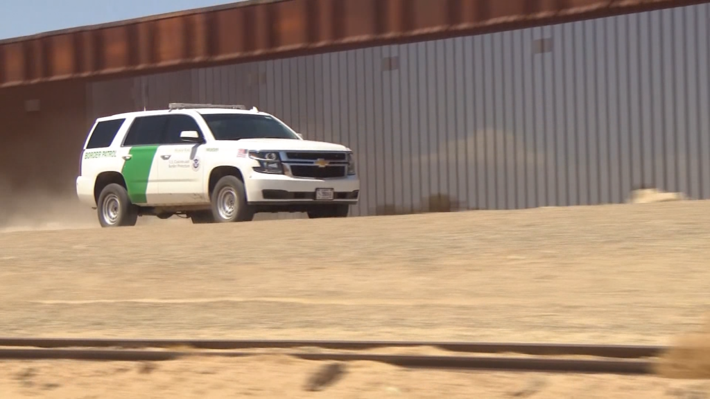 Agentes De La Patrulla Fronteriza Buscan A Sospechosos En Indio