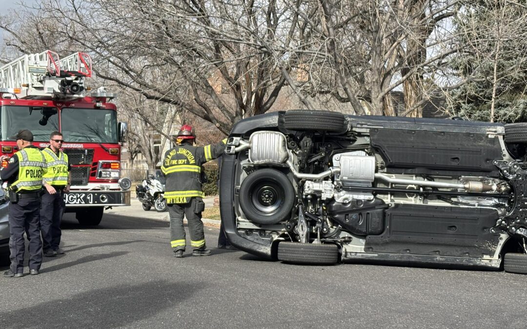 Accidente en Grand Junction: Vehículo Volcado en Hill Avenue Deja al Conductor Bajo Evaluación Médica