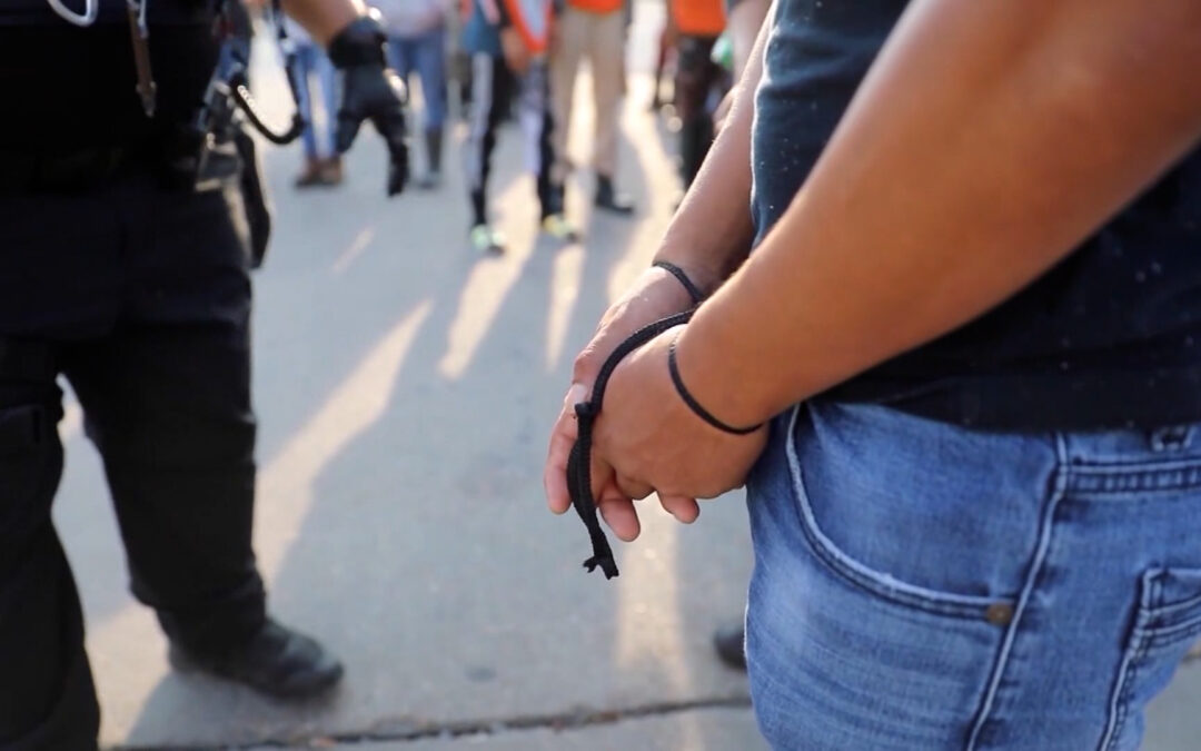 Tensión por Políticas Migratorias: Activistas Cuestionan a Kristi Noem por Detenciones Masivas