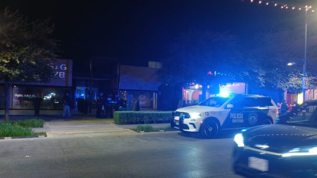 Movilización Policiaca Por Explosivos En Plaza Comercial De San Pedro Garza García