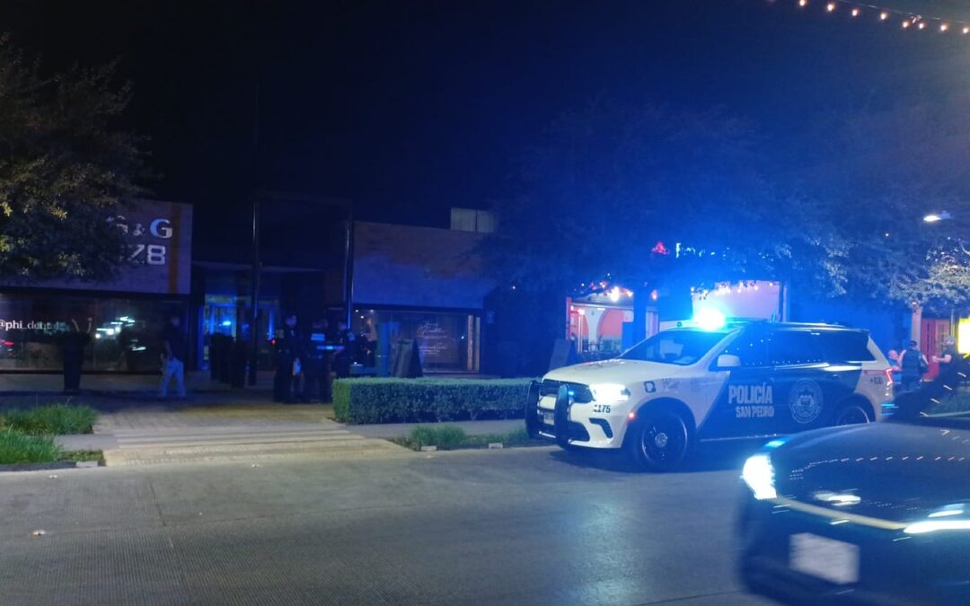 Movilización Policiaca por Explosivos en Plaza Comercial de San Pedro Garza García